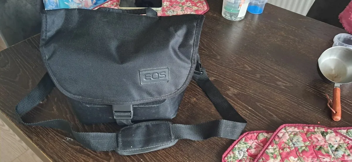 Canon EOS 3000D DSLR Camera with pouch and charger - Image 3