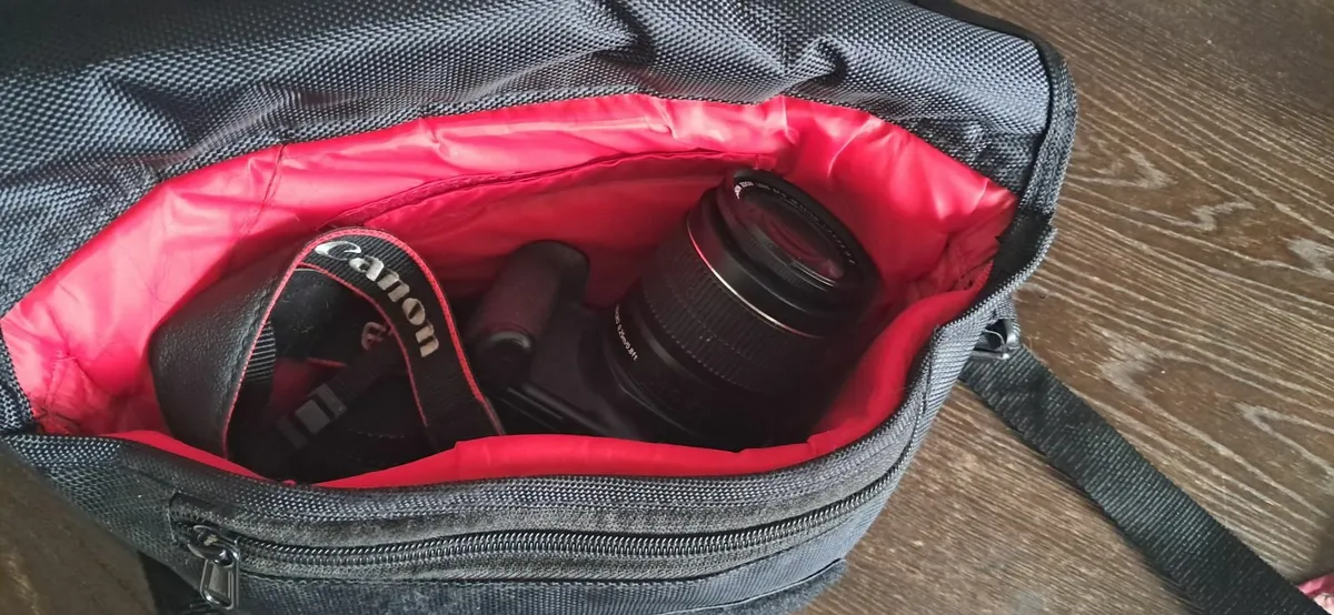 Canon EOS 3000D DSLR Camera with pouch and charger - Image 4