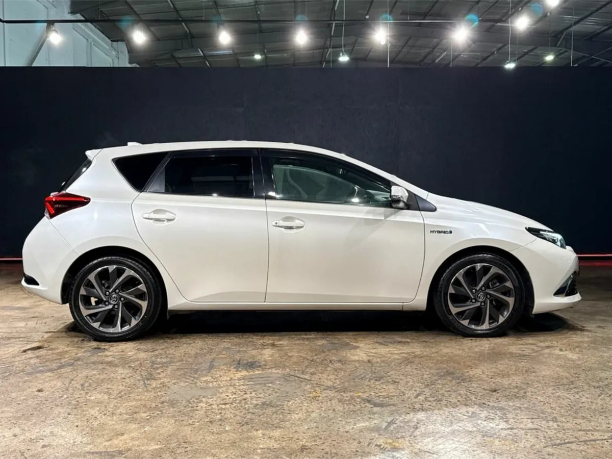 Toyota Auris 1.8 AUTOMATIC HYBRID - ALLOY WHEELS - - Image 3