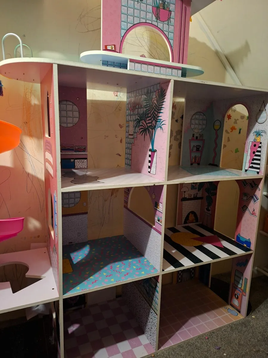 Girls dolls house - Image 1