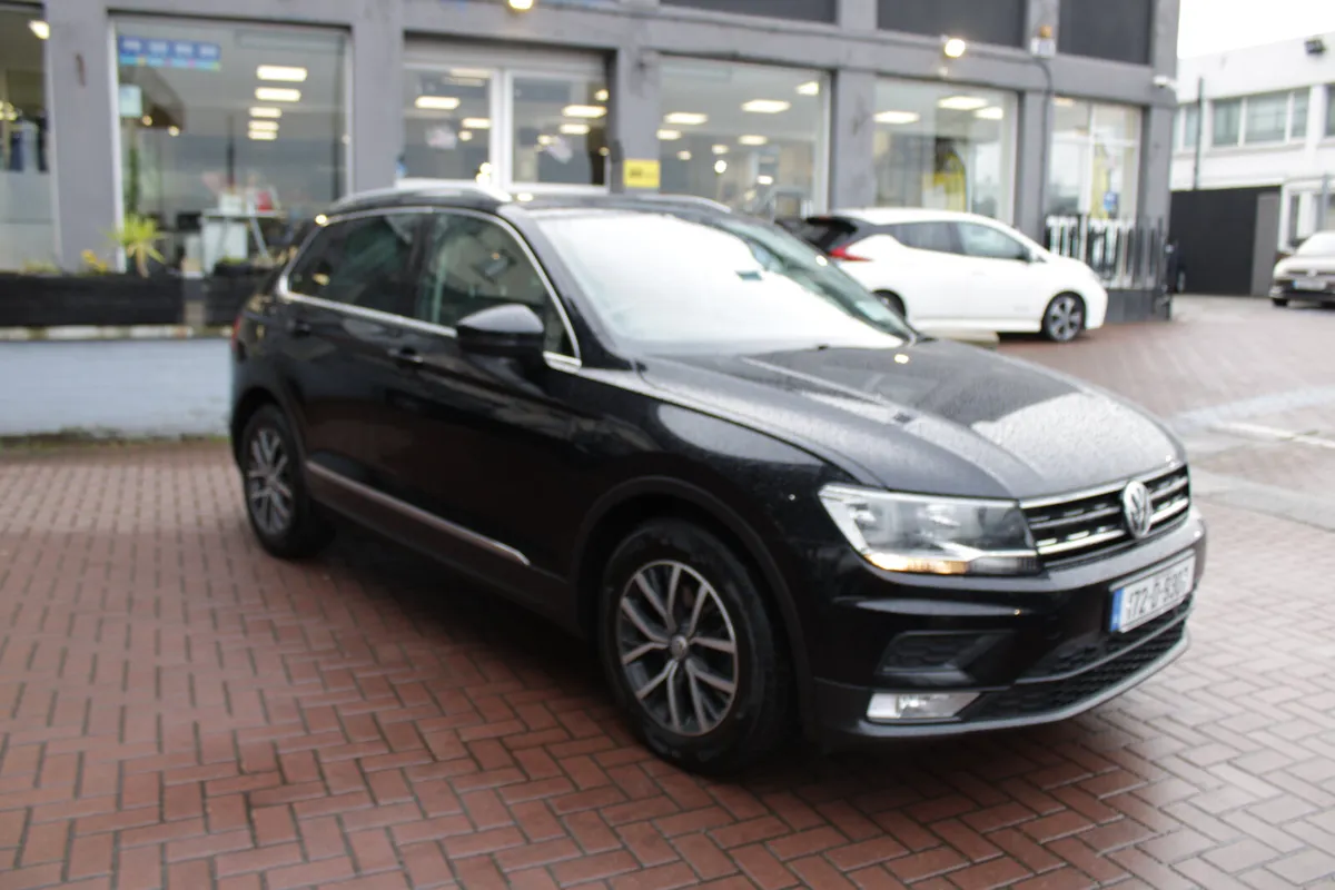 2.0TDI COMFORTLINE 115BHP 5DR ESTATE WITH PAN ROOF - Image 1