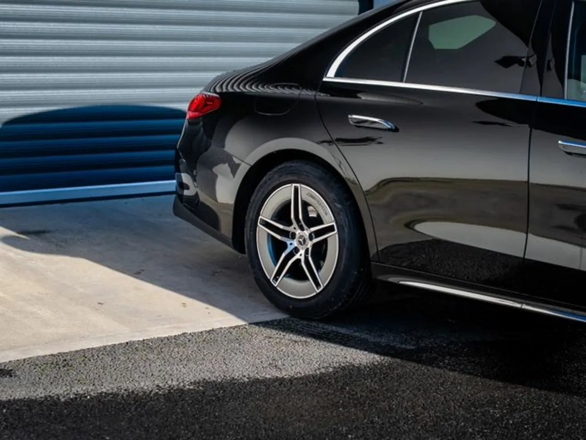 Mercedes-Benz E-Class E 220 D AMG LINE - Image 4