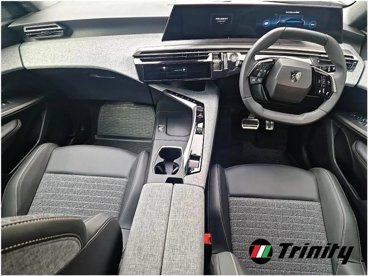 Peugeot 5008 252 DEMO** BEV 73KWH ** 210HP ALLURE - Image 2