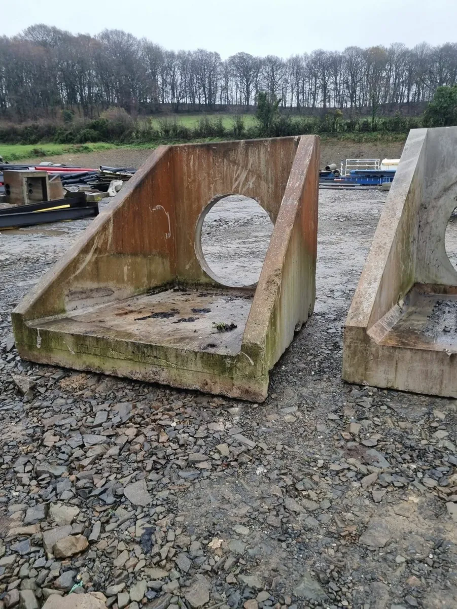 Concrete head walls - Image 1