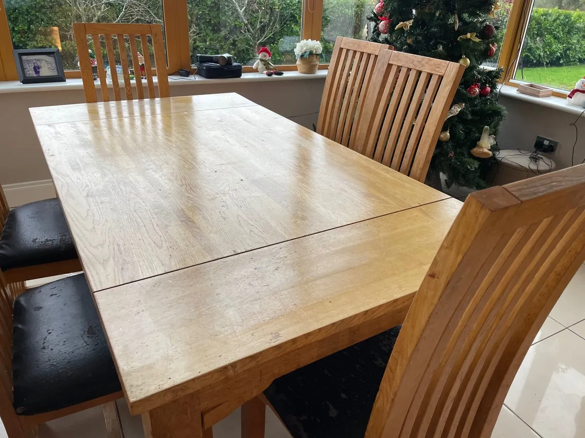 Table and chairs - Image 2