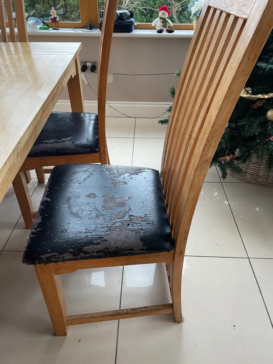 Table and chairs - Image 3