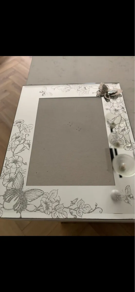 Picture frame - Image 1