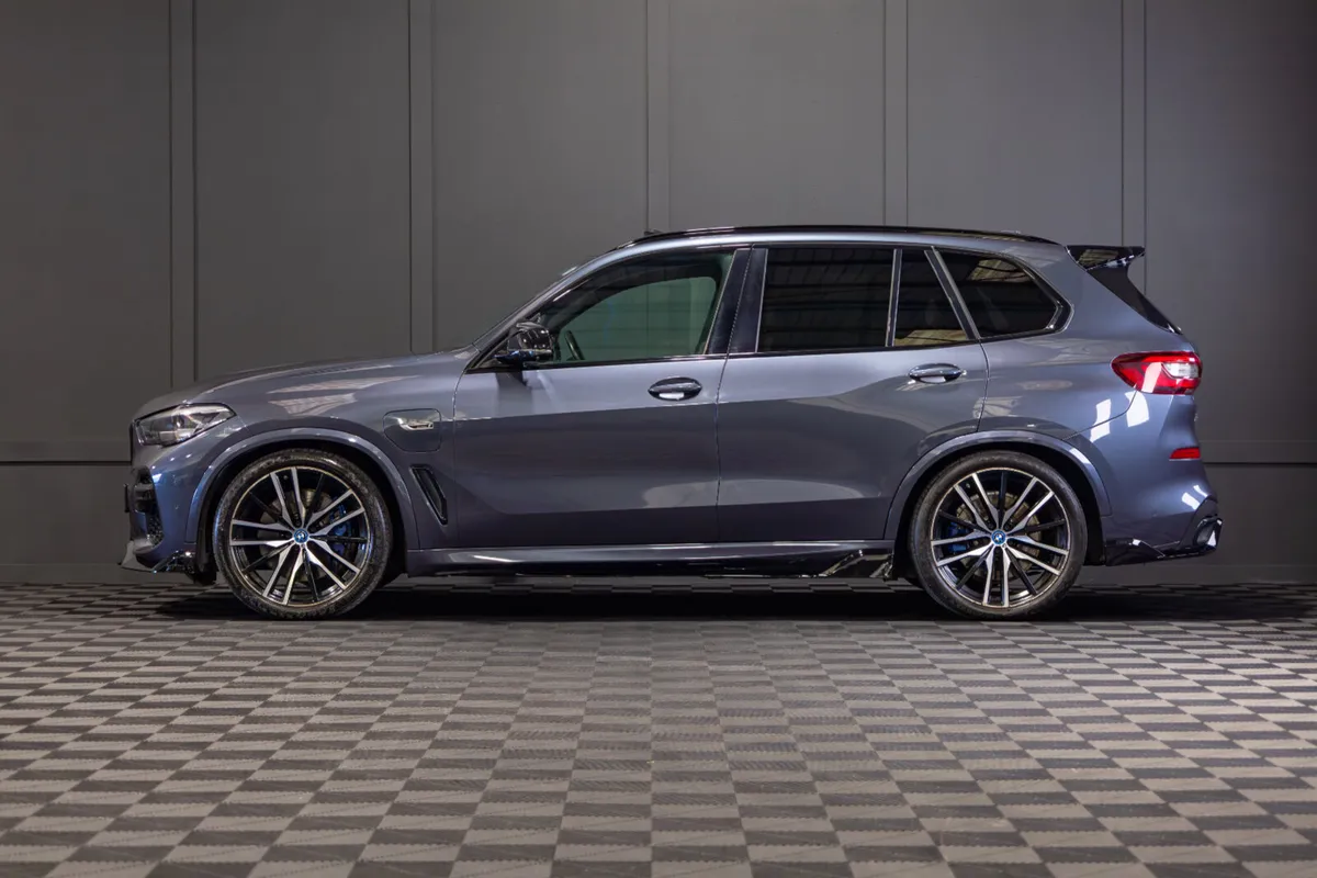 2022 BMW X5 X-Drive 45e M-Sport *Pan Roof - Image 3