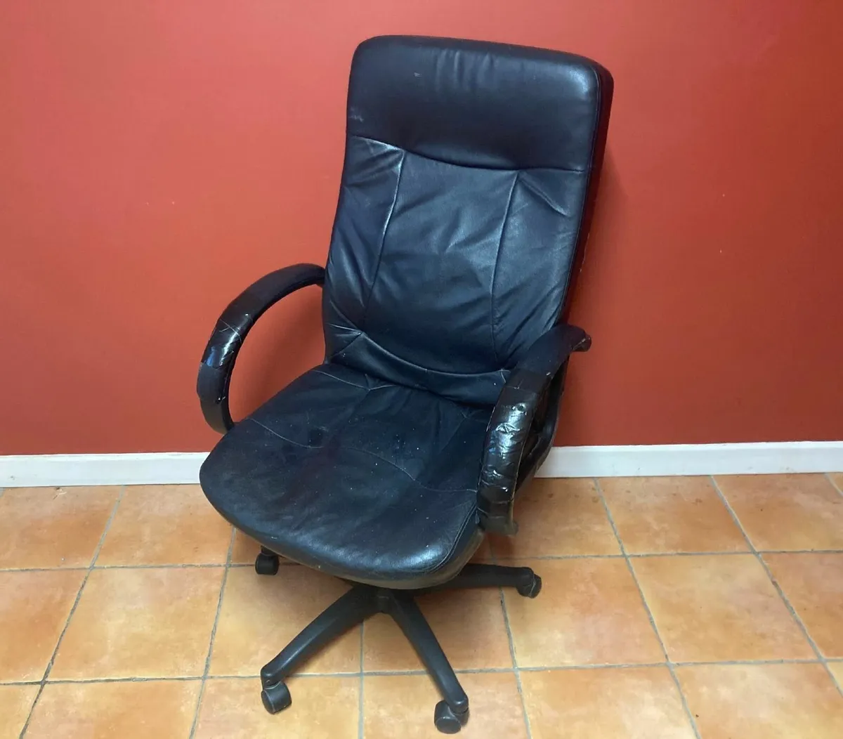 Leather Office Chair – Adjustable & Swivel - Image 2