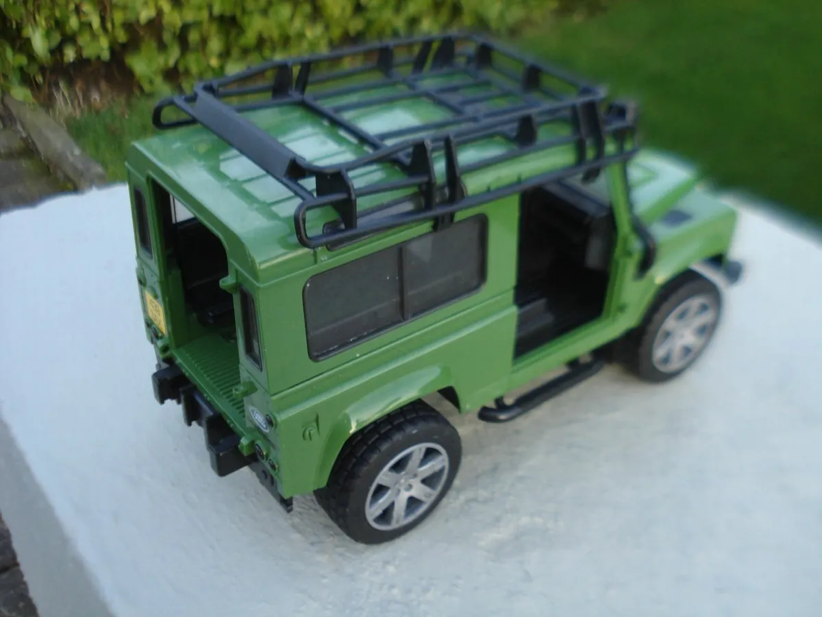 LARGE BRUDER LAND ROVER DEFENDER. 1/16 SCALE. - Image 2