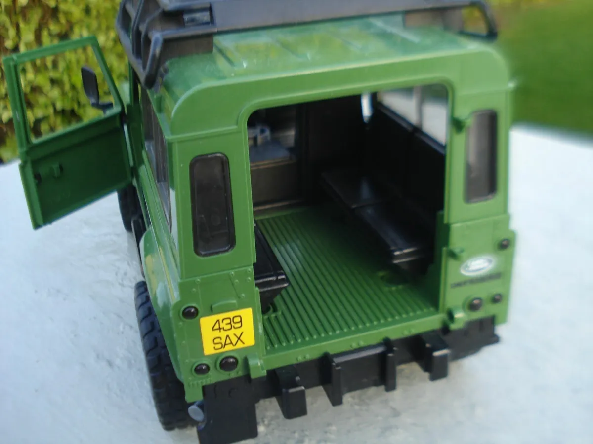 LARGE BRUDER LAND ROVER DEFENDER. 1/16 SCALE. - Image 4