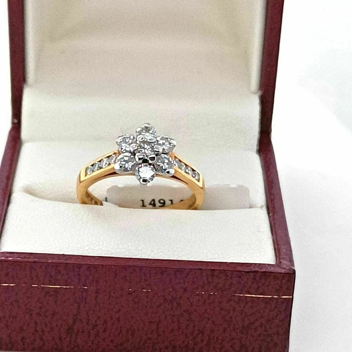 18k Gold Diamond Cluster Daisy Ring - Image 2