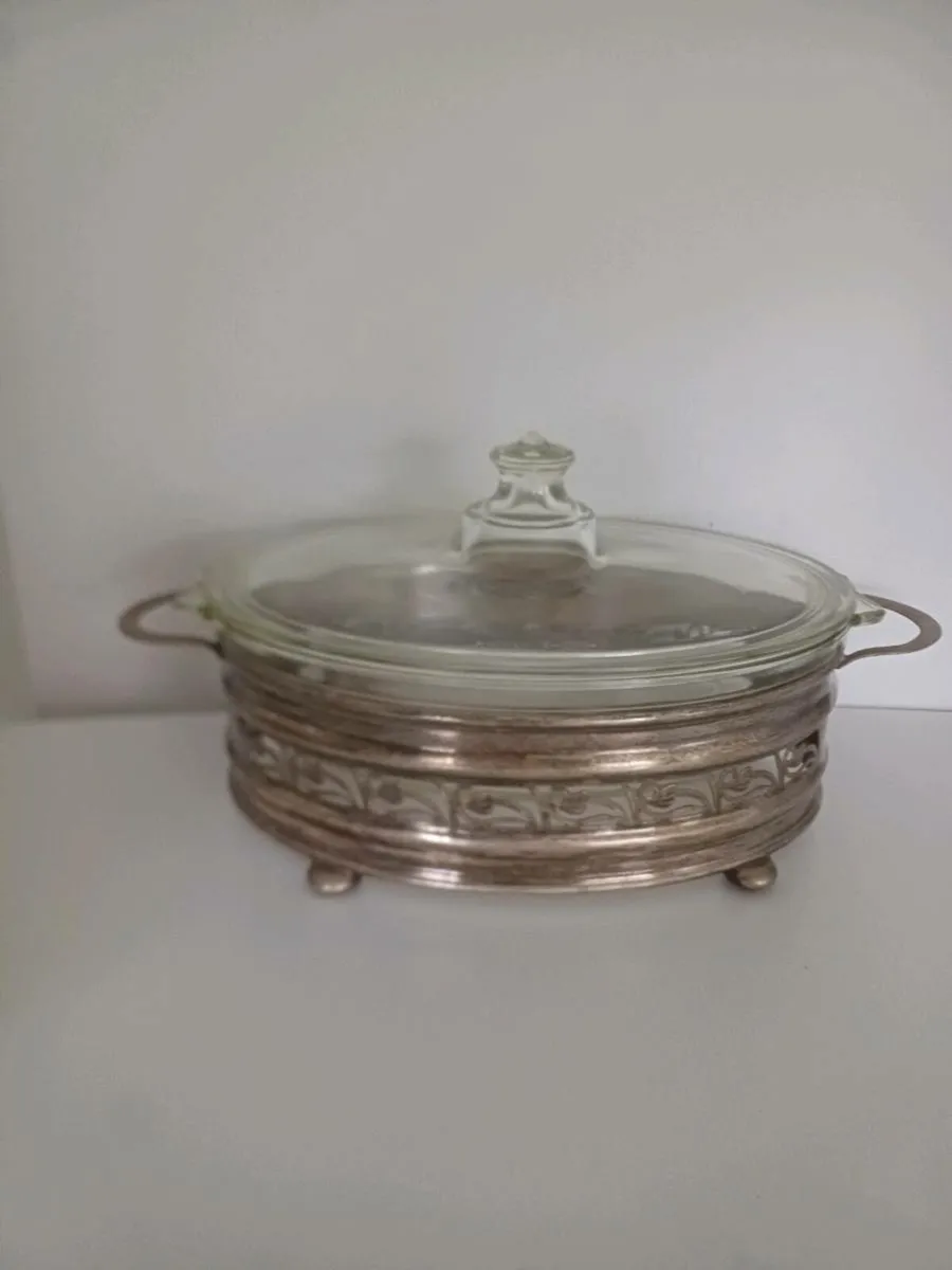 Vintage Pyrex casserole dish - Image 1