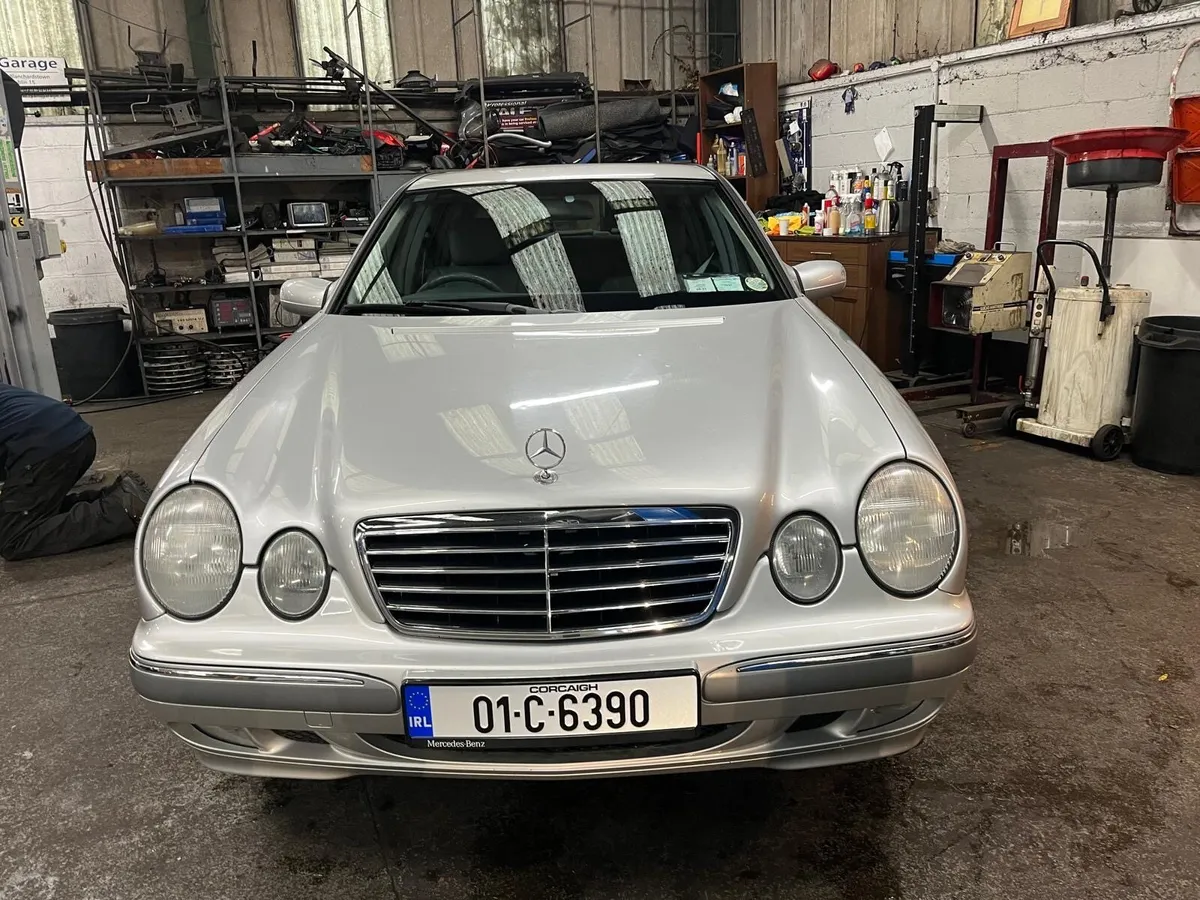 Mercedes Benz E class 8 Seater - Image 4