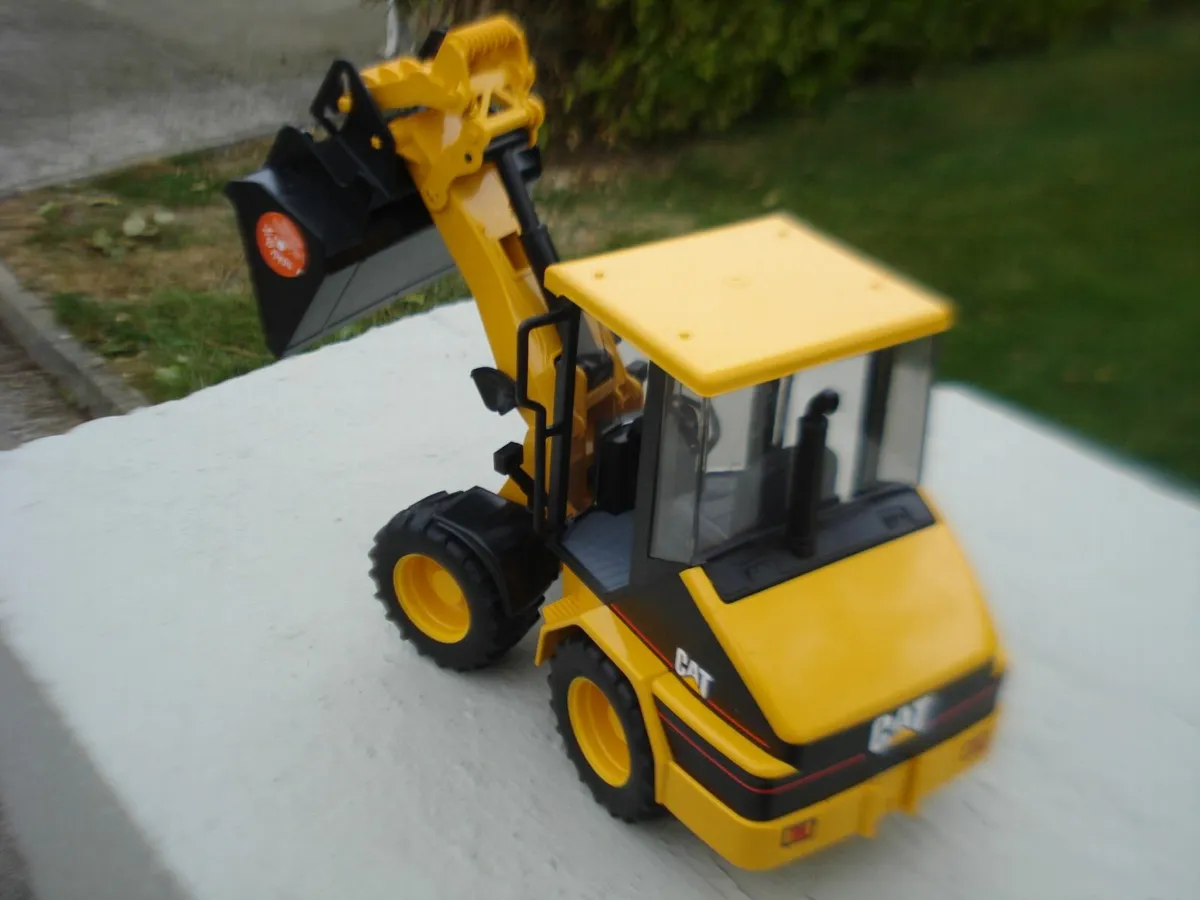BRUDER CAT RUBBER WHEELS LOADER. 1/16 SCALE. - Image 3