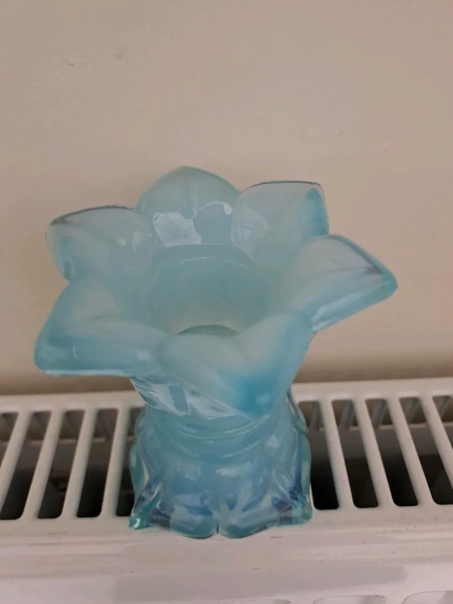 1950s Opaline posy vase - Image 3