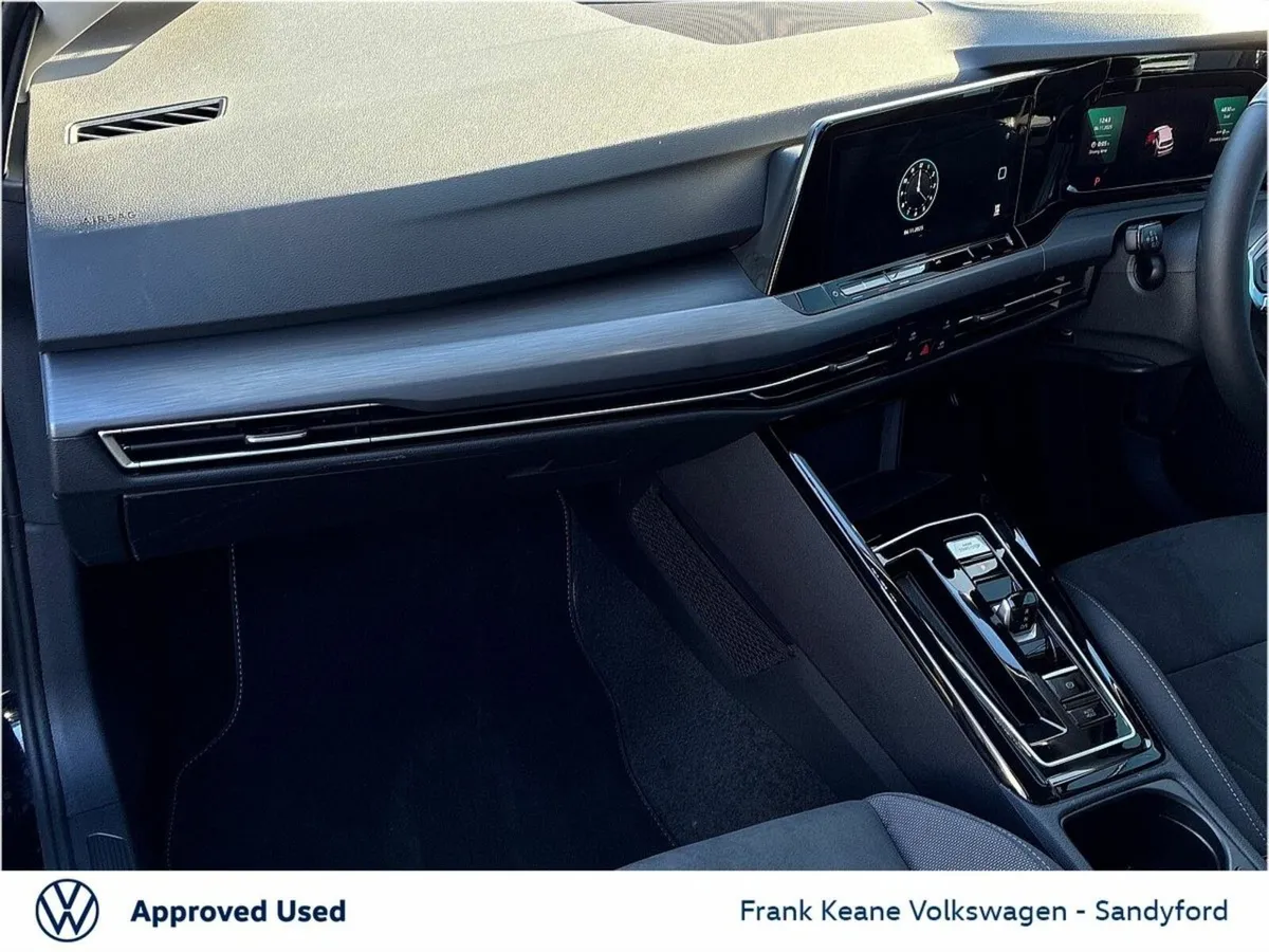 Volkswagen Golf *STYLE* 1.4TSI 204HP PHEV Auto @Fr - Image 4