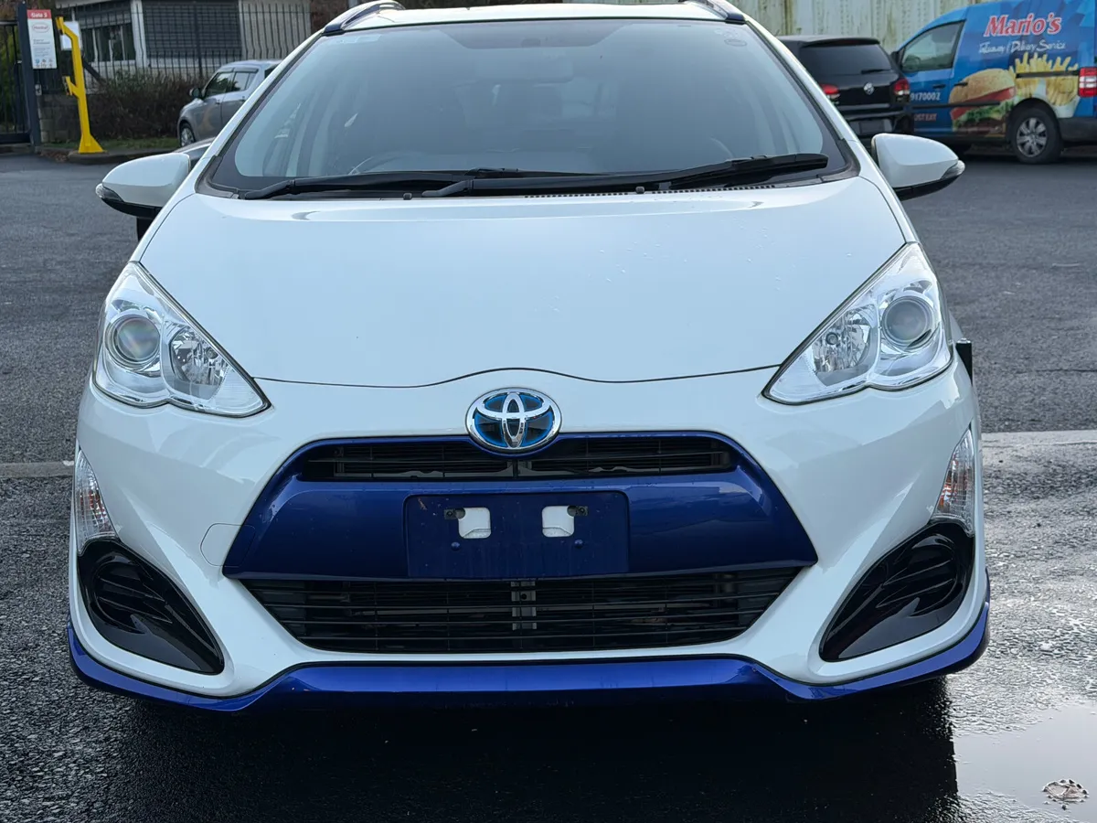 toyota aqua white 2015 - Image 1