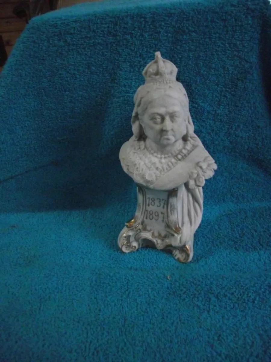 Bisque Pottery bust of Queen Victoria - 1897 - Image 1