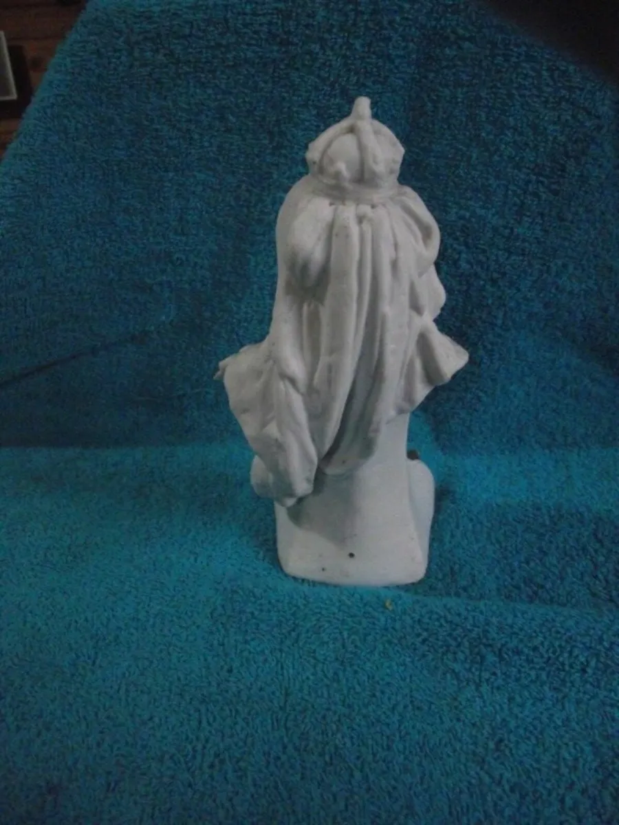 Bisque Pottery bust of Queen Victoria - 1897 - Image 3