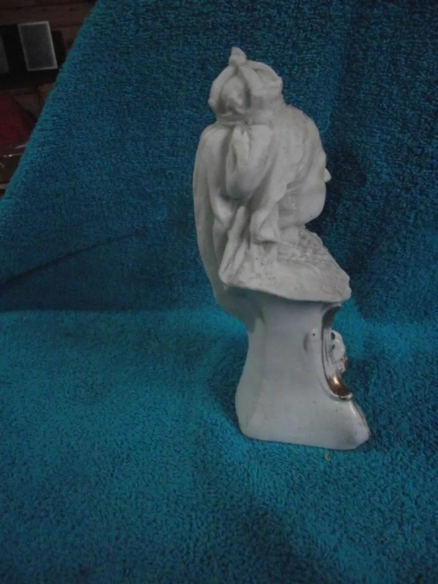 Bisque Pottery bust of Queen Victoria - 1897 - Image 4