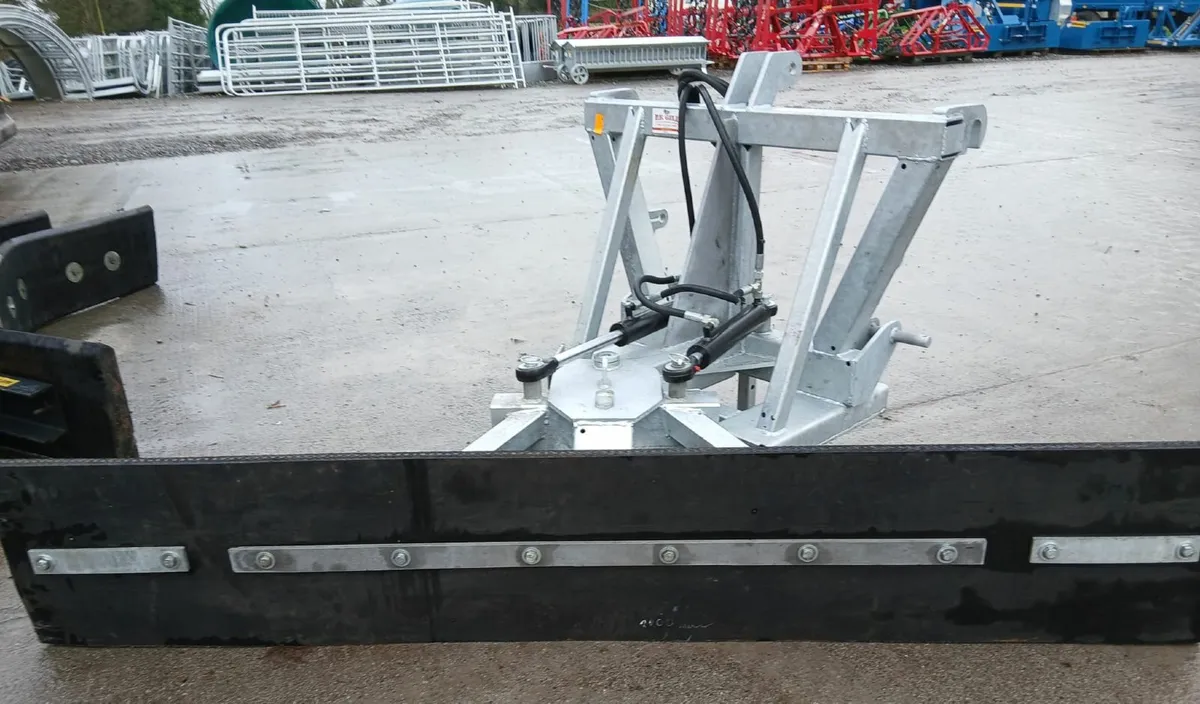 NEW STEKRO HYDRAULIC SCRAPER/PUSHER. - Image 1