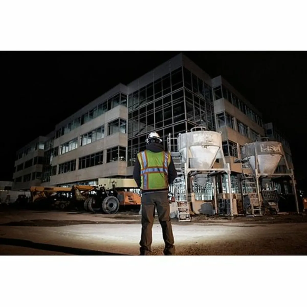 Milwaukee 600/475 Lumen Rechargeable Head Light - Image 2