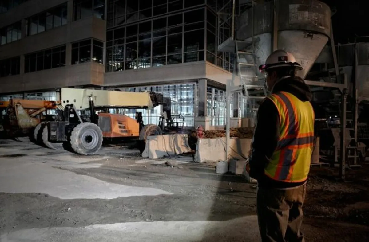 Milwaukee 600/475 Lumen Rechargeable Head Light - Image 4