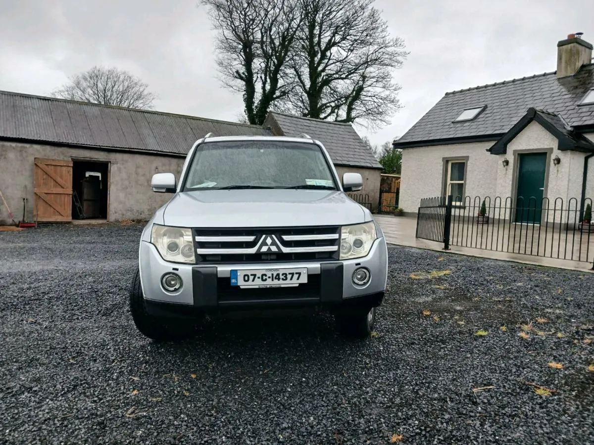 Mitsubishi Pajero 5 seats - Image 2