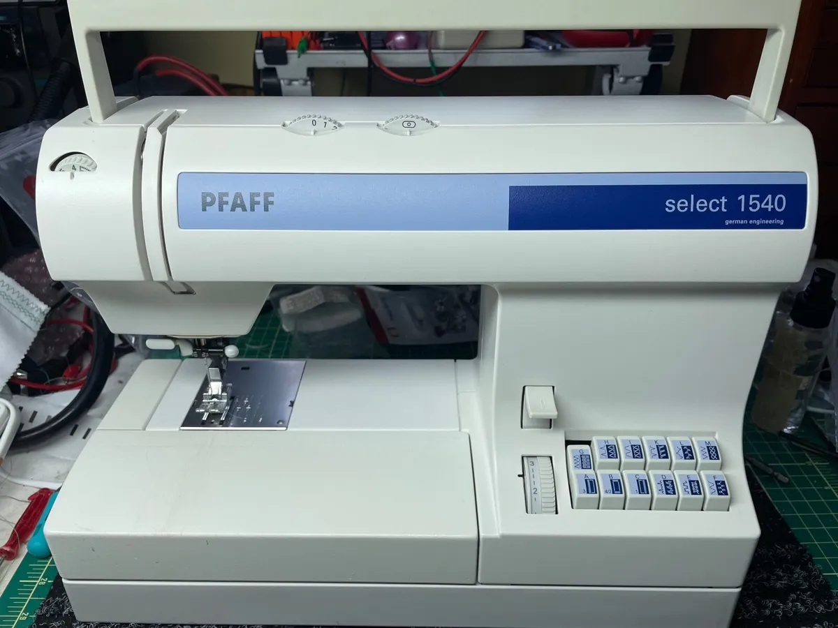 PFAFF Select 1540 (with IDT) Sewing Machine - Serv - Image 1