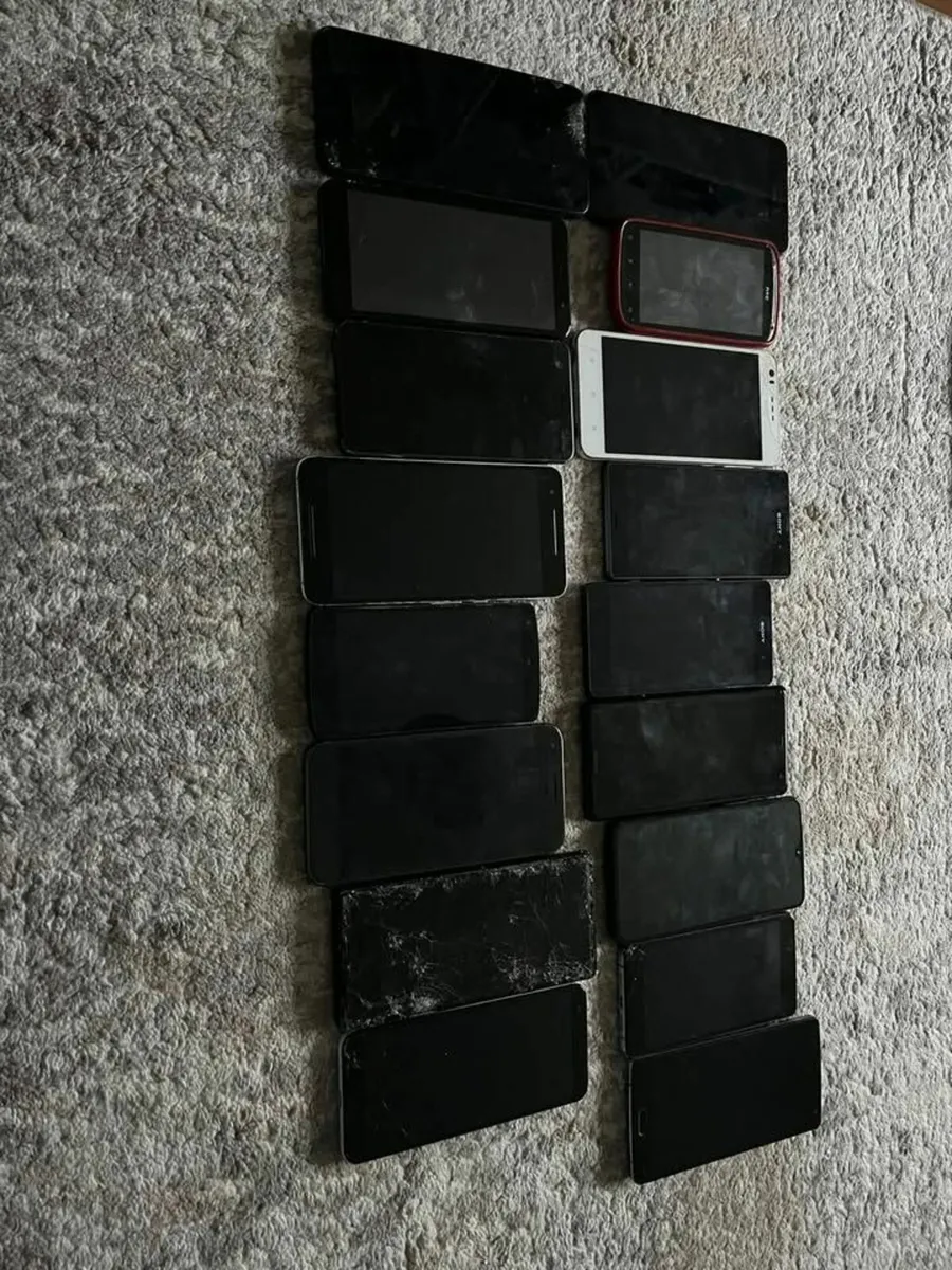 JOBLOT of phones for repair or parts - Image 4