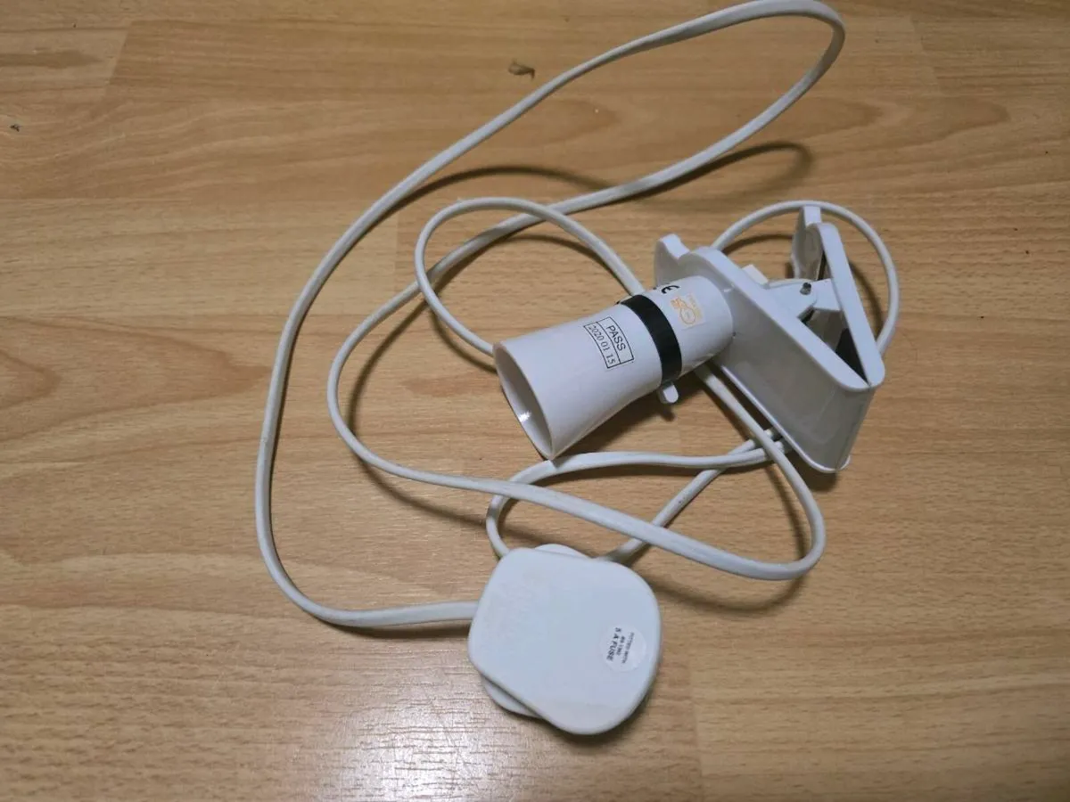 Portable clip lamp / bulb extension