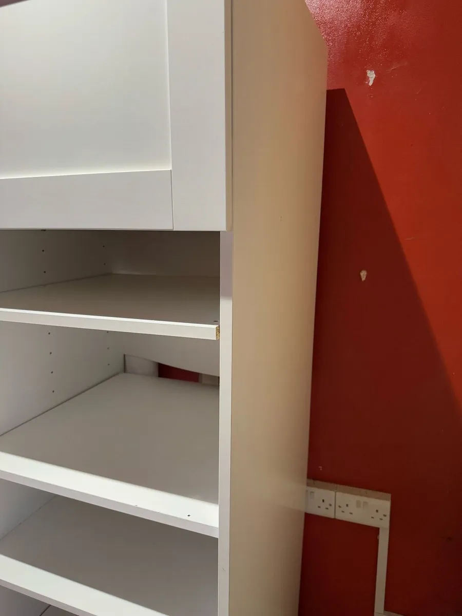 High cabinet kitchen Airbnb - Image 2