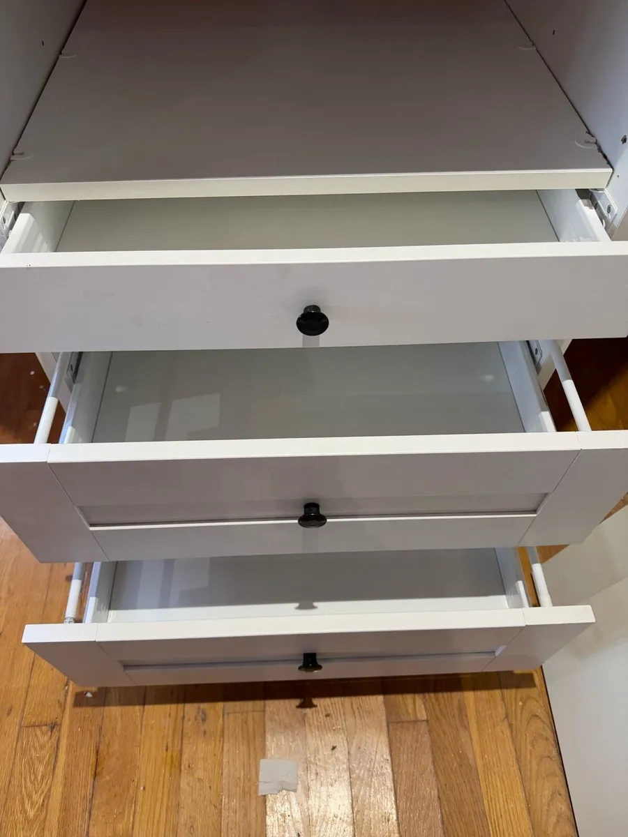 High cabinet kitchen Airbnb - Image 3