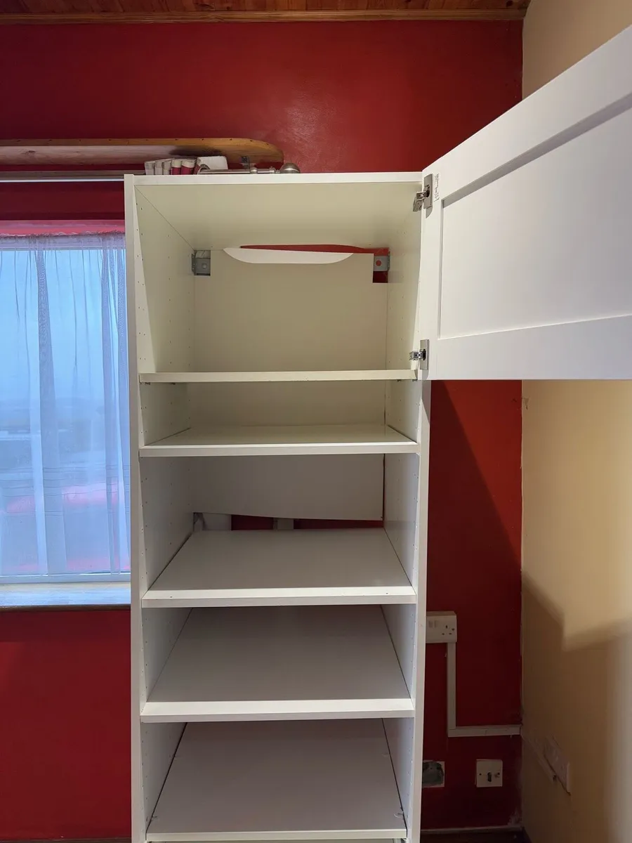 High cabinet kitchen Airbnb - Image 4