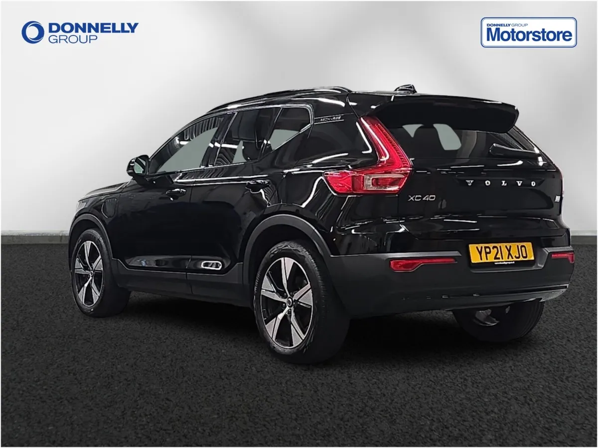 Volvo XC40 Estate R DESIGN - Image 2