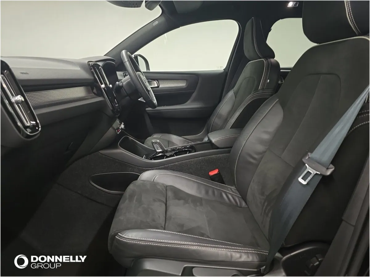 Volvo XC40 Estate R DESIGN - Image 4