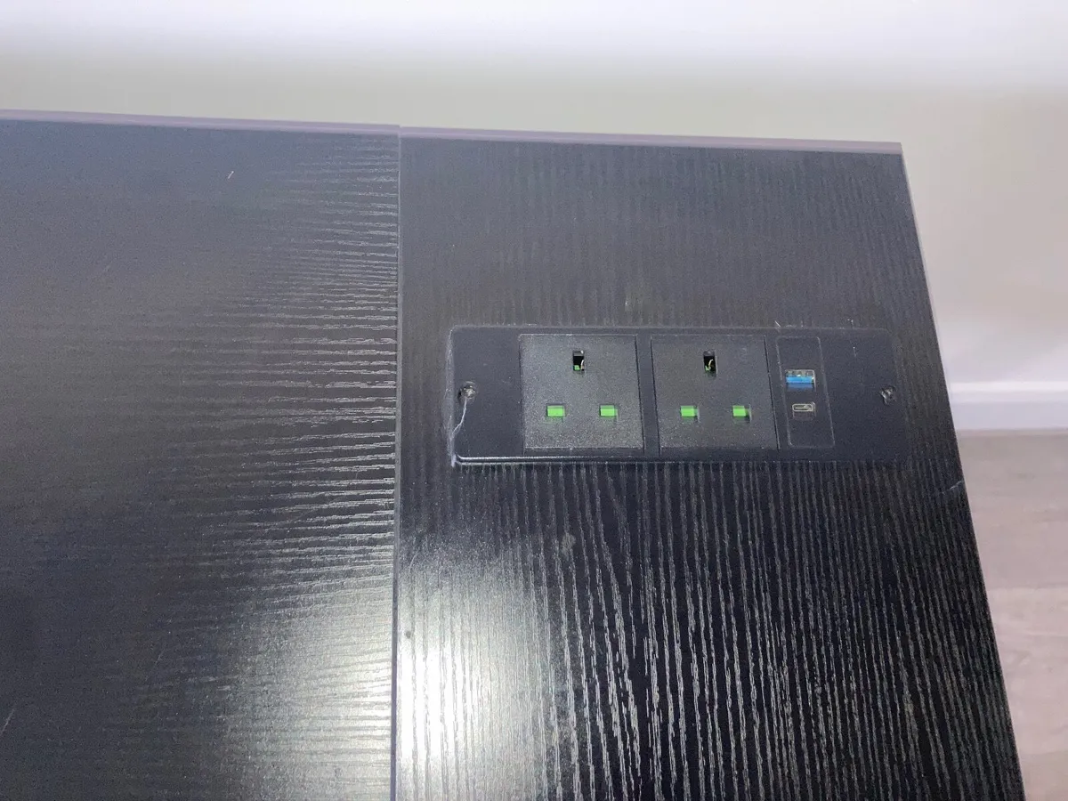 Gaming table and neon light - Image 2