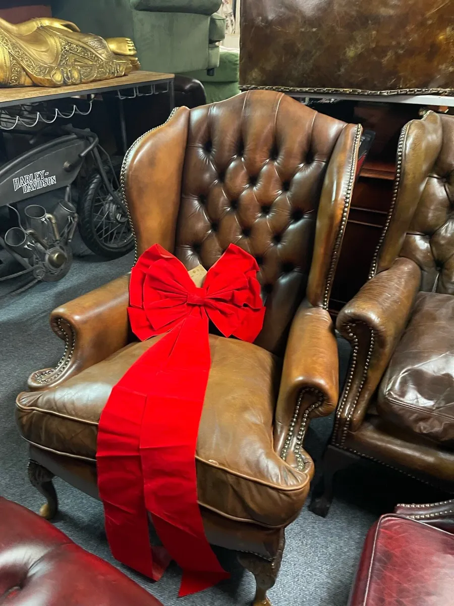 Tan leather chesterfield chair. 🎄🎄🎄 - Image 2