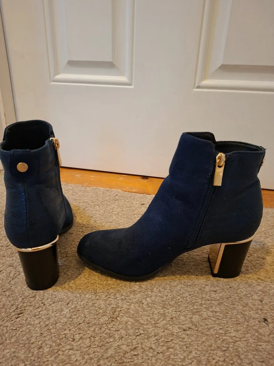 Navy Lotus Boots size 5 - Image 2