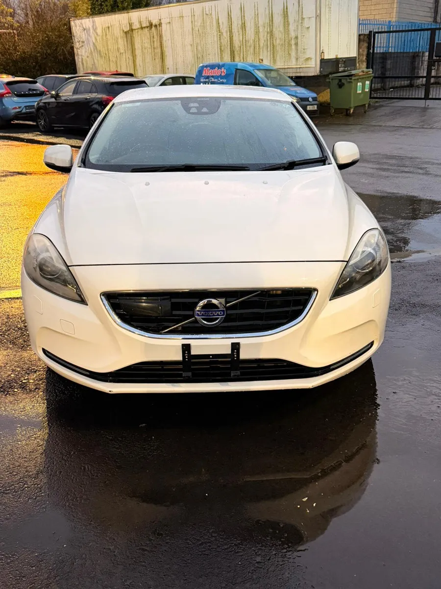 volvo v40 2 L white - Image 1
