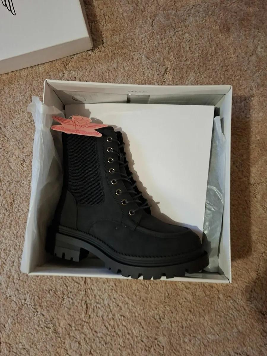 Brand New Board Angel Boots Size 5 - Image 1