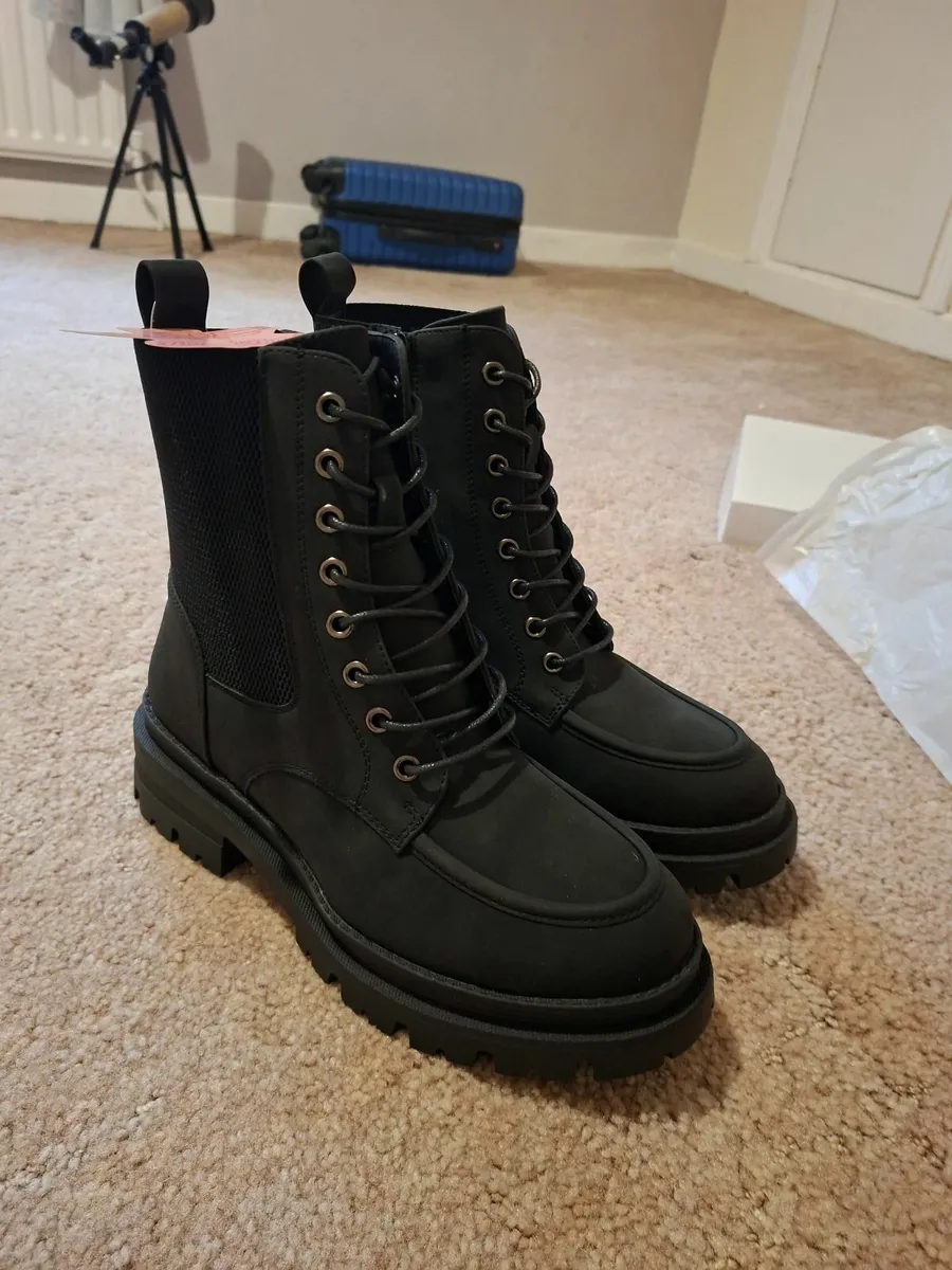 Brand New Board Angel Boots Size 5 - Image 2