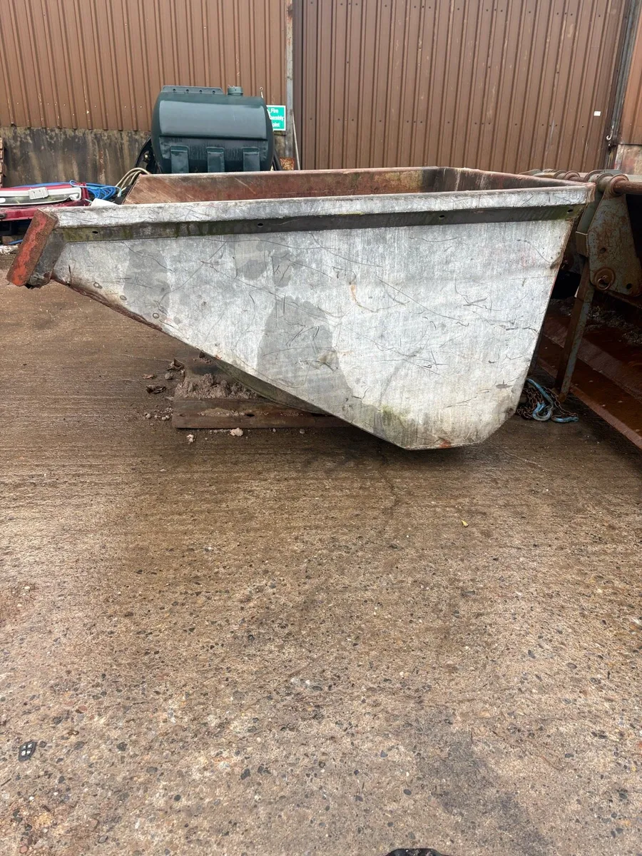 Tipping skip - Image 1