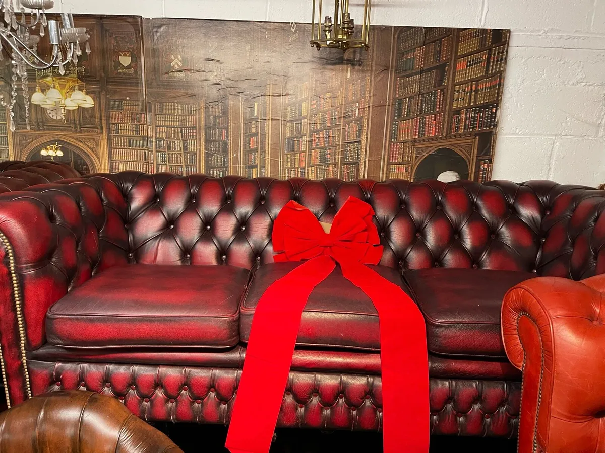 Oxblood red Chesterfield sofa 🎄🎄🎄 - Image 2