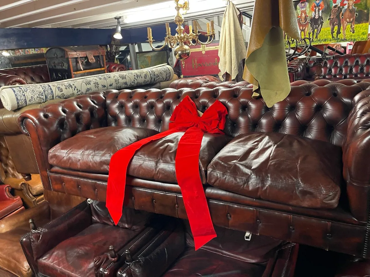 Oxblood red Chesterfield sofa 🎄🎄🎄 - Image 4