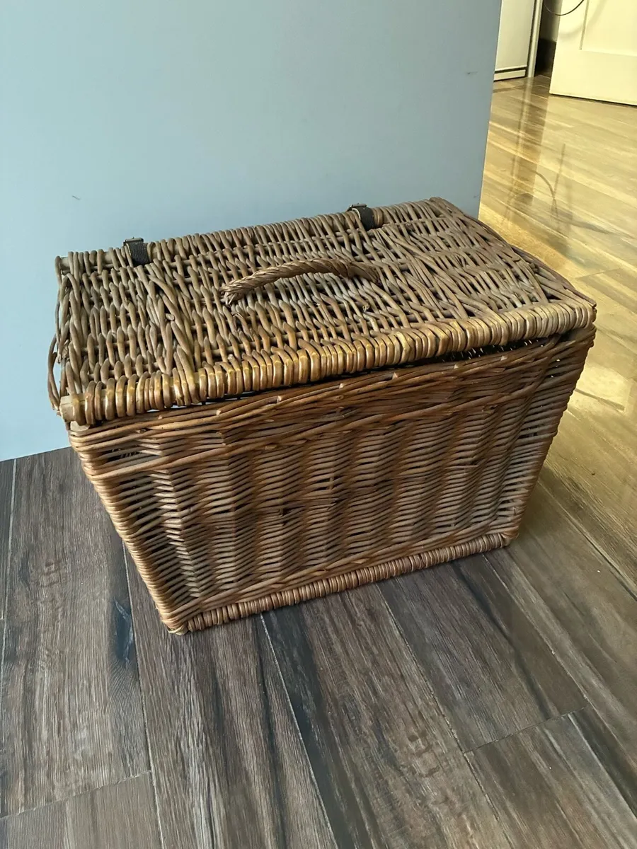 Fortnum & Mason vintage wicker picnic basket - Image 1