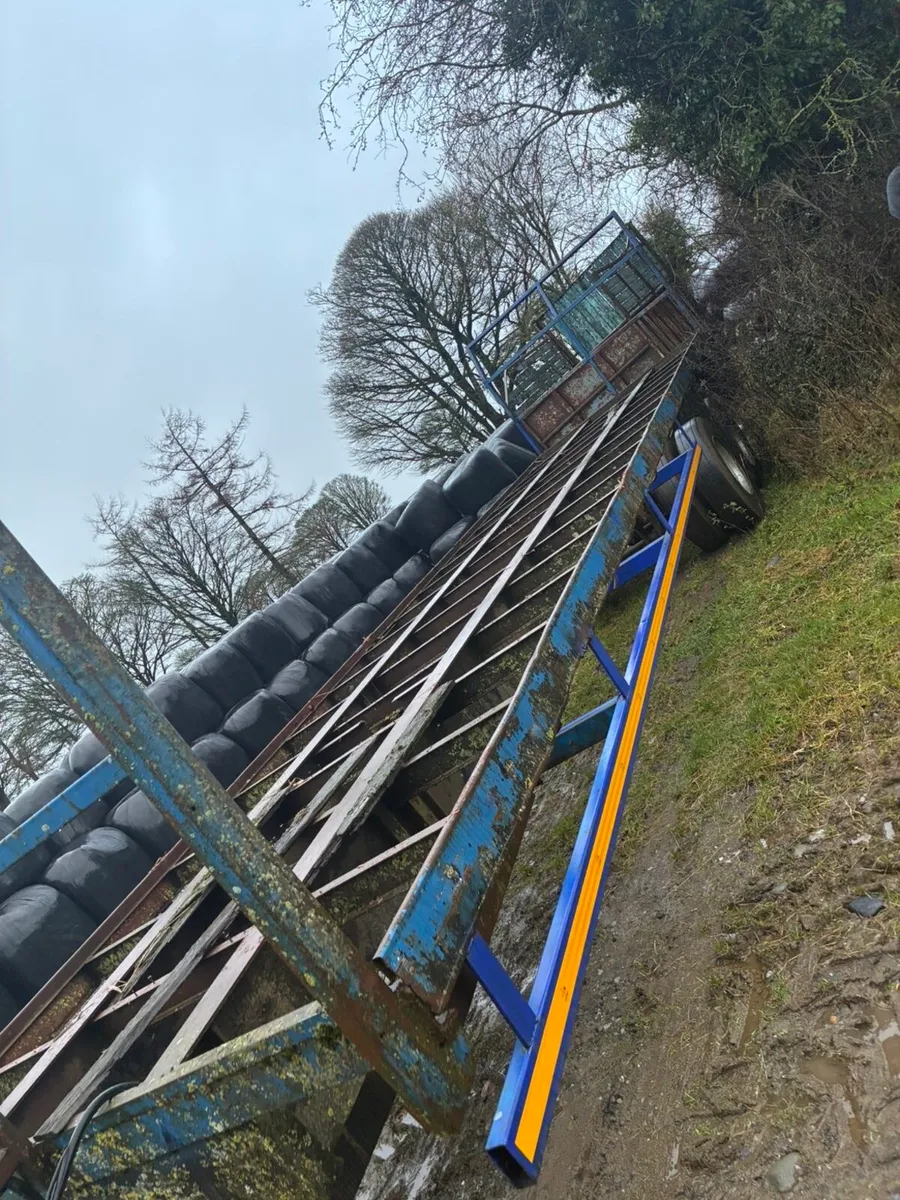 Bale trailer - Image 1