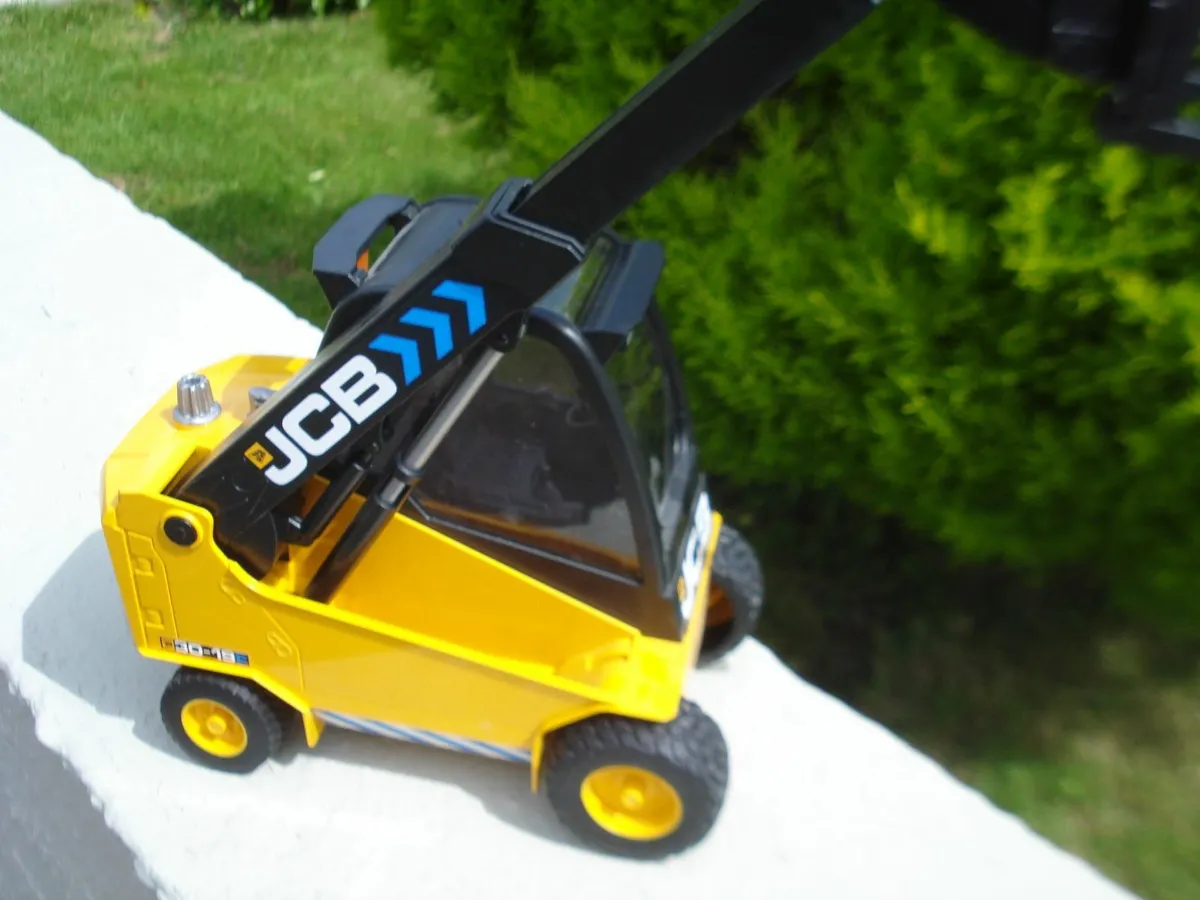BRUDER  JCB 30-19E ELECTRIC FORKLIFT MODEL. 1/16 . - Image 1