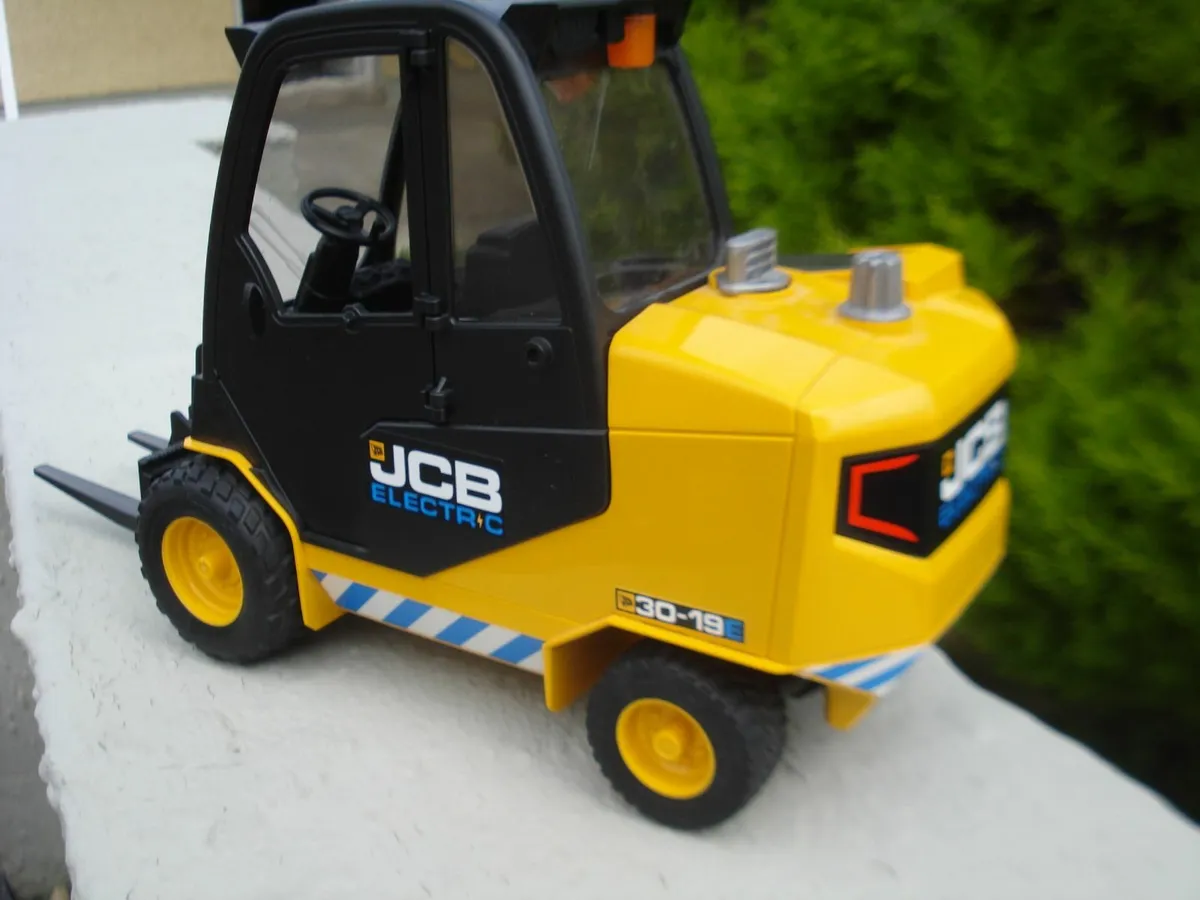 BRUDER  JCB 30-19E ELECTRIC FORKLIFT MODEL. 1/16 . - Image 4